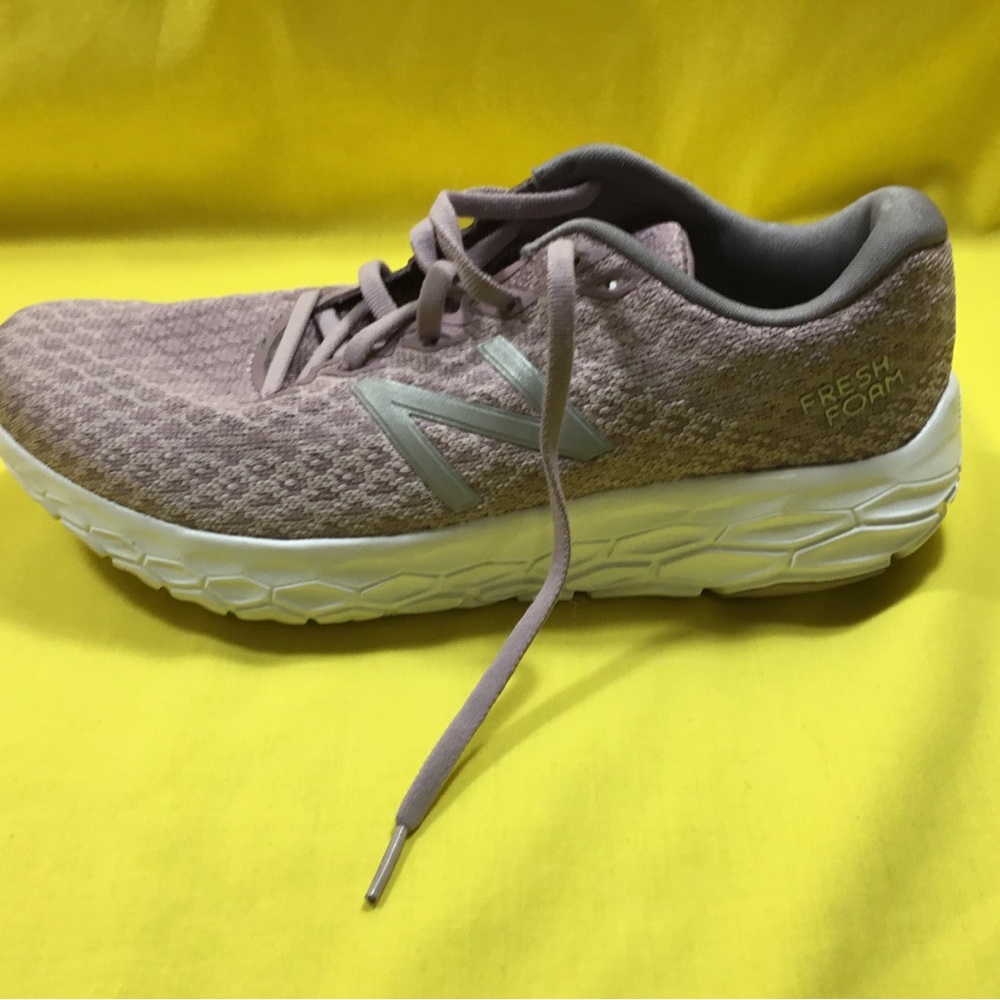 New Balance Women's Fresh Foam Beacon V1 running shoes SZ 8